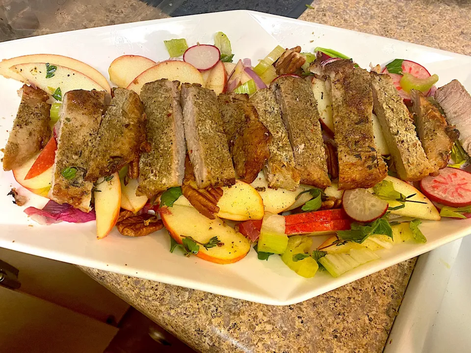 Today’s lunch😋 pan seared pork chop along with my fall seasonal crisp salad let’s eat!|Jen Marさん