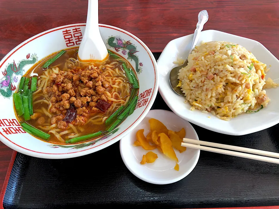 台湾ラーメンとニンニクチャーハン😋|すかラインさん