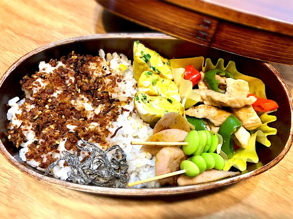 サラ弁　　　　　　　　　　　　　　　　　豚もも肉とピーマンの生姜炒め　ネギ入り卵焼き　茶豆　ソーセージ|じゅんさんさん