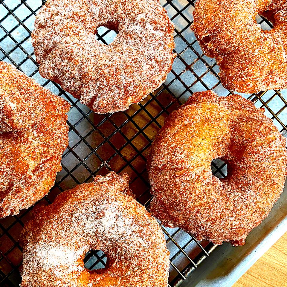 Homemade Seasonal Apple Cider Donuts
(季節のスイーツ🍩アップルサイダードーナツ)