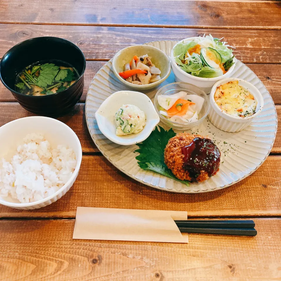 メンチカツと野菜のランチ🥢|ちゃみこさん