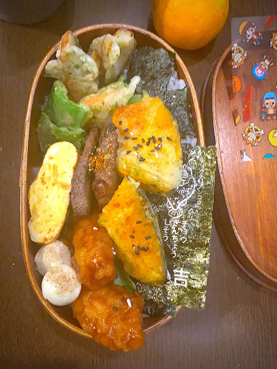 お弁当🍱　海苔弁　鰹ふりかけ　焼き海苔　フライドチキン　甘辛ダレ　かぼちゃの青海苔天ぷら　胡麻塩　干し海老の出し巻き卵　ビーフステーキ　ガーリックペッパー　ピーマンの青海苔天ぷら　カニかまと竹輪の磯辺揚げ　みかん　麦茶|ch＊K*∀o(^^*)♪さん