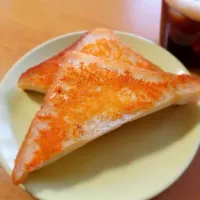 チーズバタートースト

バターと粉チーズを塗ってこんがりジュワ～😋食べ過ぎ要注意⚠️|sunnyさん