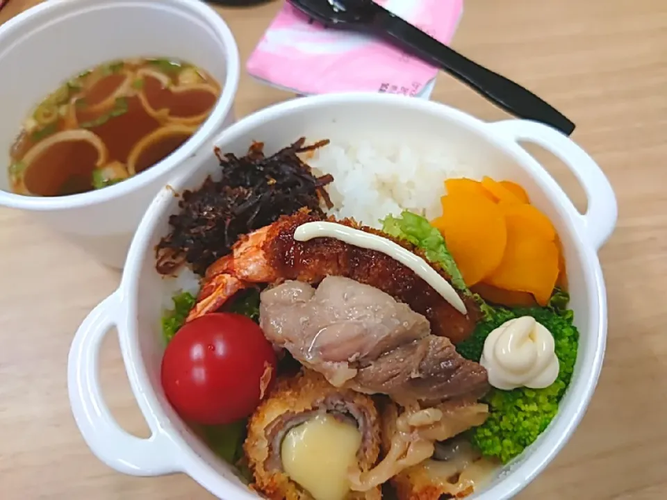 Snapdishの料理写真:★今日のお弁当★
🍱海老フライ&豚しそチーズ巻
🍱照りチキの端っこ
🍱あさげ　ビオヨーグルト|☆Chieco☆さん