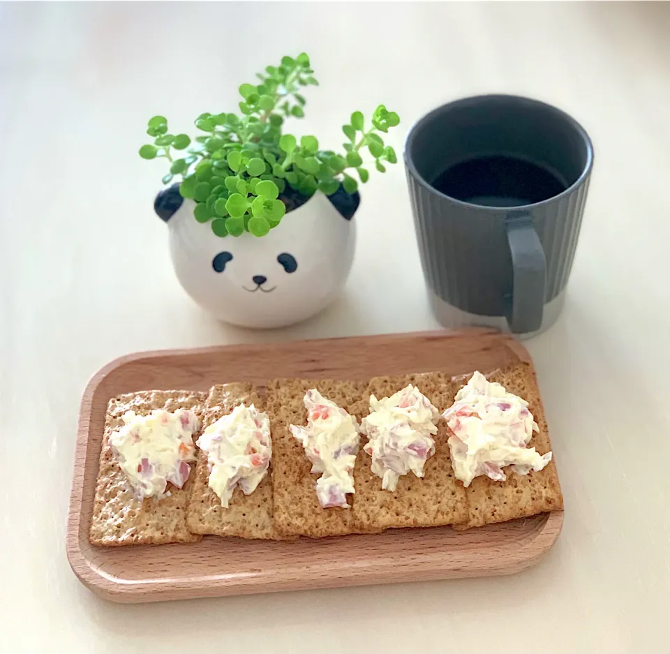 Cream cheese salad with cracker|Mona Zhangさん