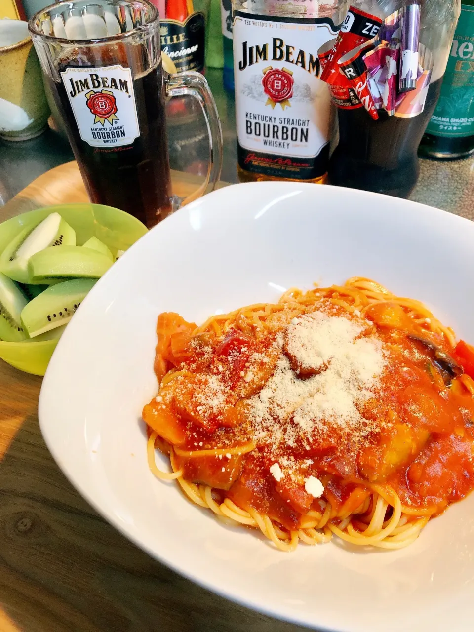 今夜はベーコンたっぷりトマトパスタ🍝🍅キウイ🥝のオマケ付き😊|海斗さん