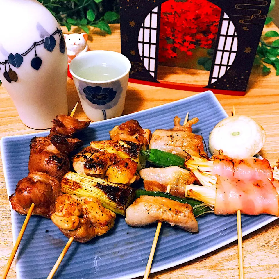 今夜の酒🍶のお供に焼き鳥を焼きました〜。　左から砂肝、鶏モモ、豚バラ、エノキのベーコン巻き　かんぱ〜い🥂✨|Sの食卓さん