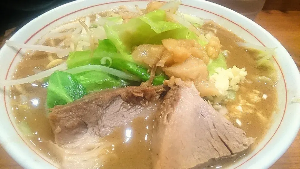 【冬季限定、18時からの販売】
煮干し中華そば 鈴蘭 新宿店
濃厚赤味噌ラーメン（900円）
＋ニンニク（有り）
＋背脂（有り）
＠新宿三丁目3分
（JR新宿駅から徒歩8分）
20236|大脇さん