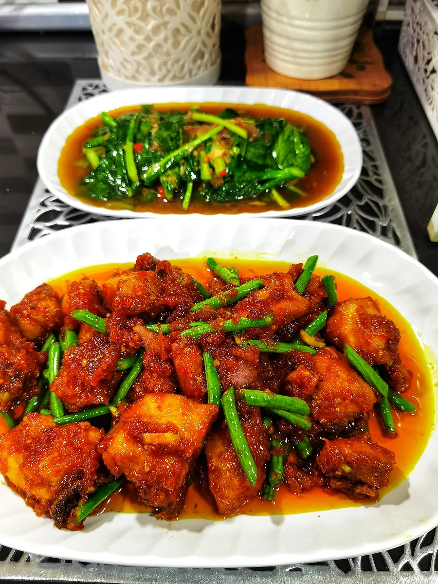 Ayam sambal cili api & kailan goreng|azirasamsuddin771008055774さん