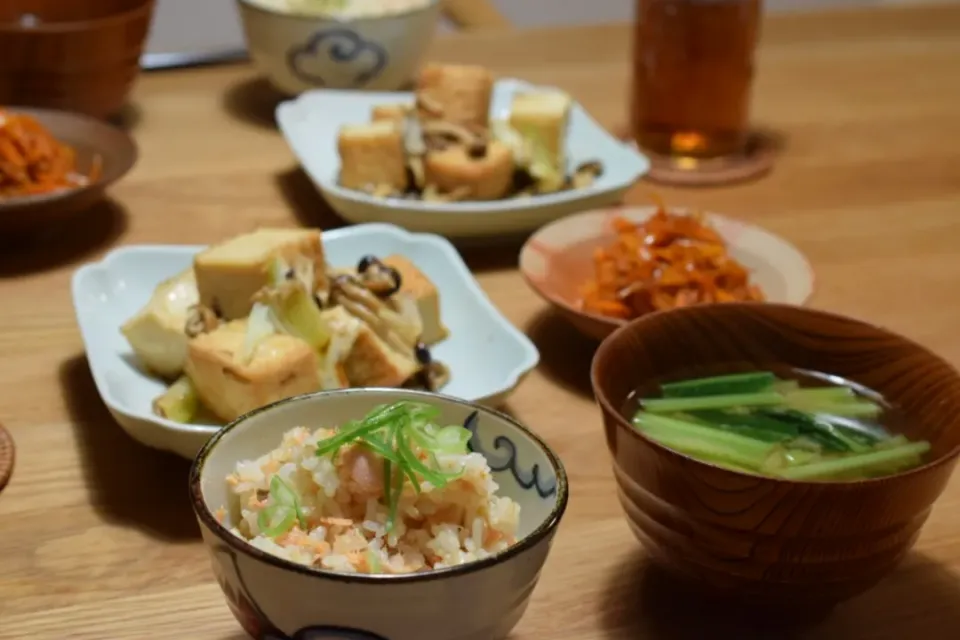 鮭の炊き込みごはんと厚揚げとキノコの牡蠣だしバター醤油|うにんぱすさん