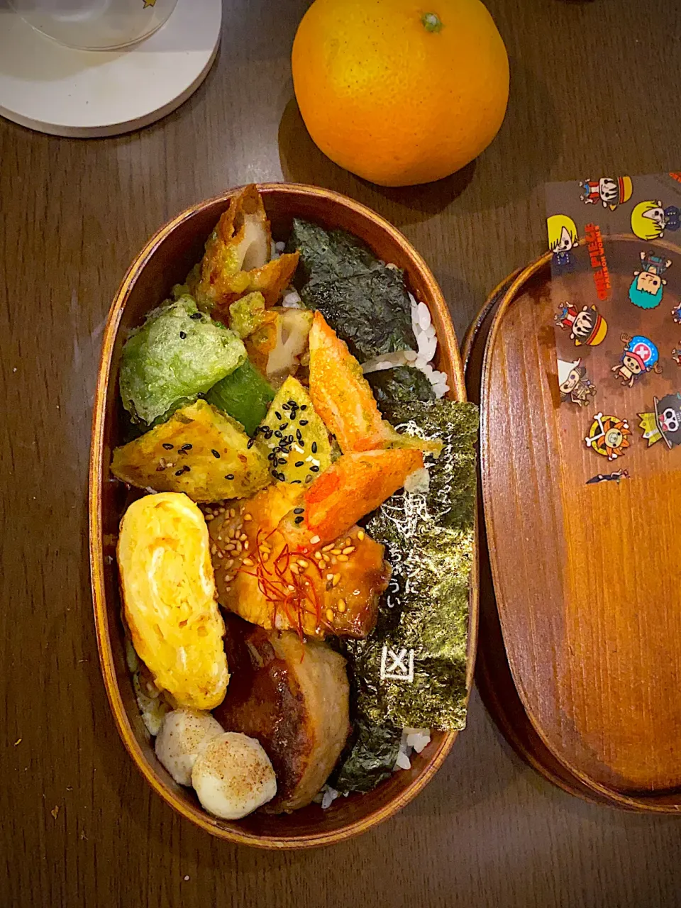 お弁当🍱　海苔弁　鰹ふりかけ　焼き海苔　カニかまと竹輪の磯辺揚げ　薩摩芋の青海苔天ぷら　胡麻塩　ピーマンの青海苔天ぷら　干し海老の出し巻き卵　煮豚　糸唐辛子　白胡麻　ハンバーグ　デミソース　モッツァレラチーズ　藻塩　オリーブオイル　みかん　麦茶|ch＊K*∀o(^^*)♪さん