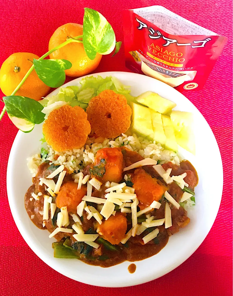 朝カレー生活107日目💪😃❤️シーフードガーリックライスに南瓜、小松菜マイルドカレー🍛チーズチップス　アジアーゴをたっぷりトッピング❤️旨すぎ〜^ - ^😋❤️焼き温みかん🍊シナモンシュガーかけ❤️今日も最高❤️|HAMI69さん