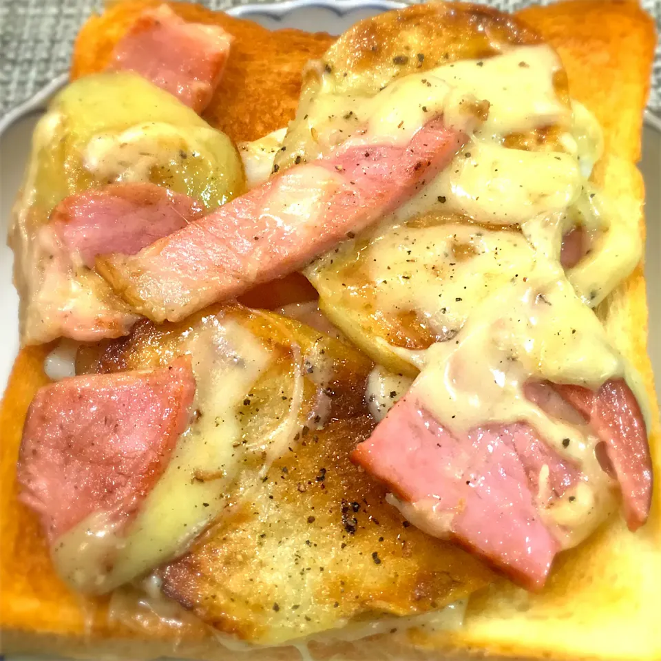 じゃがいもチーズベーコン目玉焼きのっけトースト|stalinさん