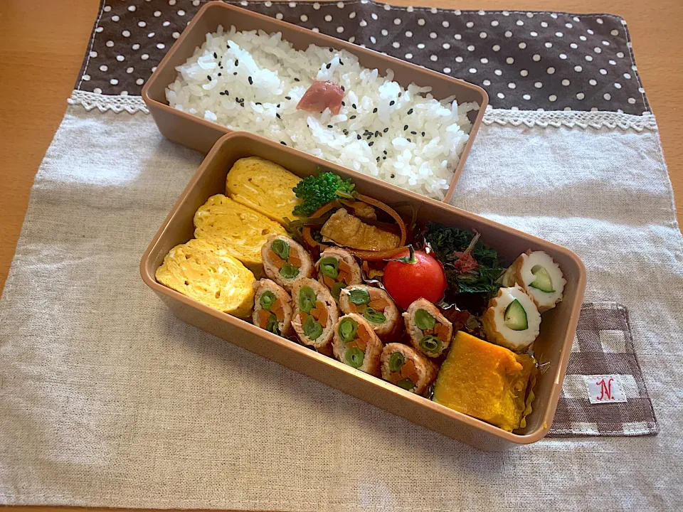 Snapdishの料理写真:いんげん人参肉巻🥕卵焼き🥚かぼちゃ煮🎃竹輪胡瓜🥒切り昆布煮✨ほうれん草😆🥦🍅🍚|あやこさん