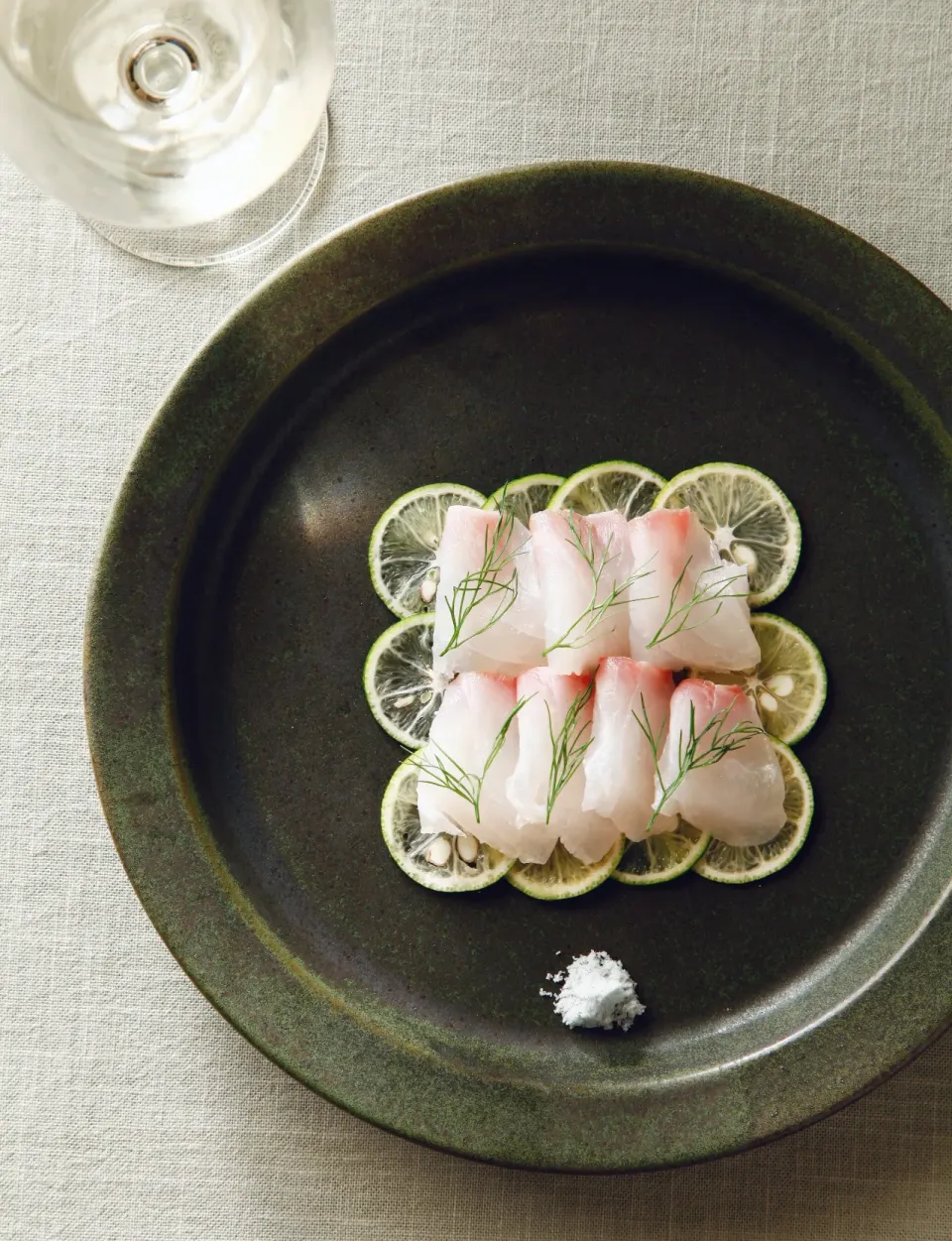 真鯛とすだちのカルパッチョ🐟青い塩を添えて　　　　　　　　　　　　　　　Carpaccio of red sea bream and citrus sudachi with blue salt|マユマユさん