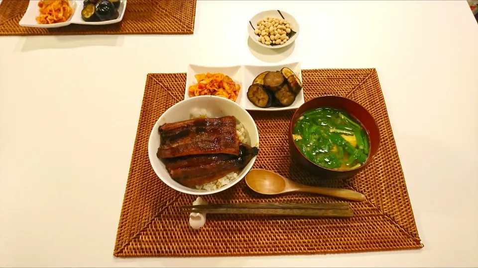 今日の夕食 鰻丼、切り干し大根のキムチ和え、なすのめんつゆ、ニラ玉味噌汁|pinknari🐰🌈さん