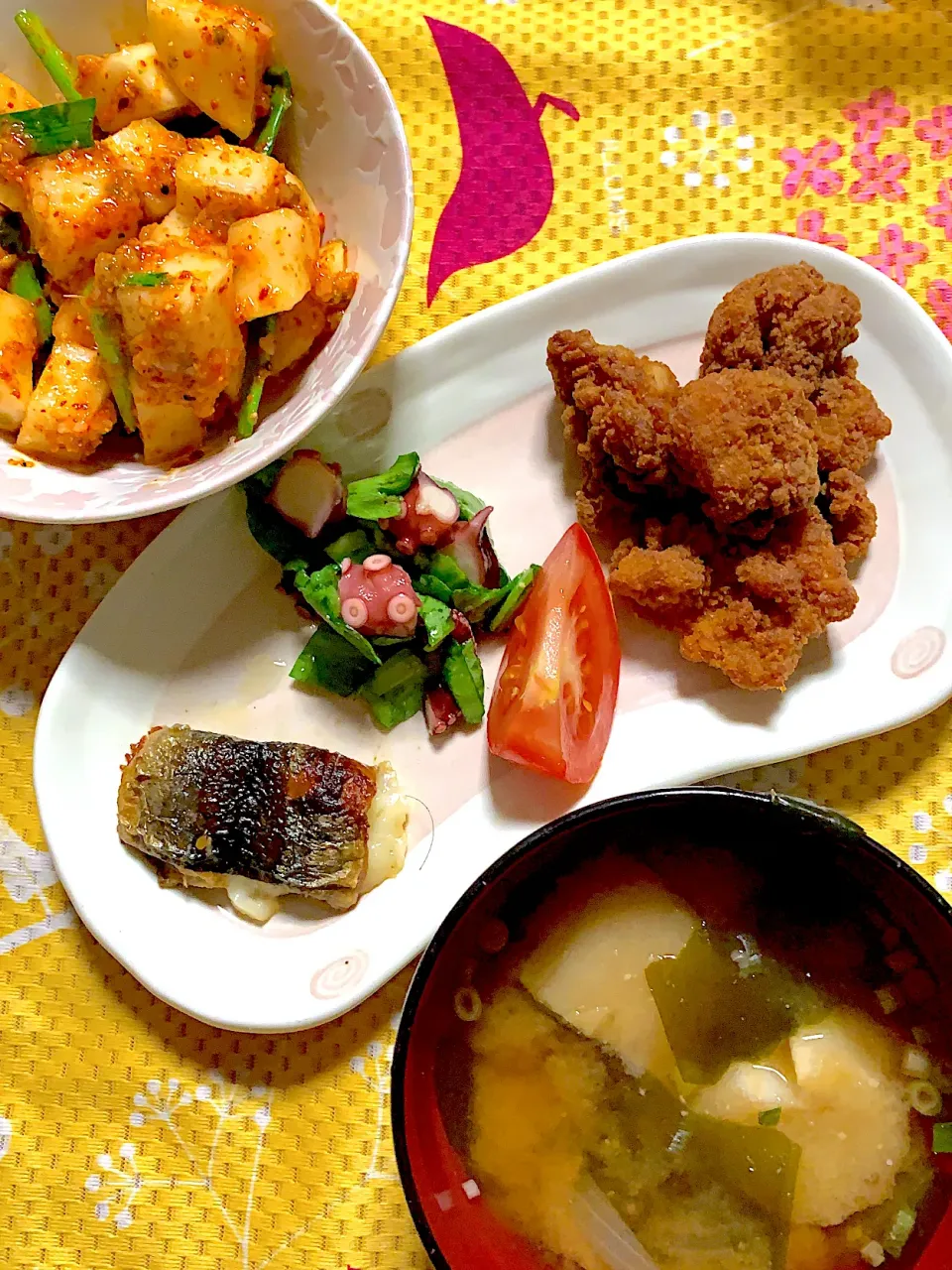 (冷凍) 唐揚げ　さんまのチーズはさみ  タコと春菊のマリネ　味噌汁　手作りカクテキ|掛谷節子さん