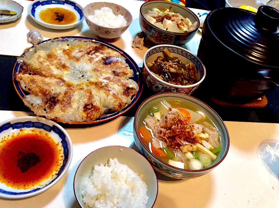 休麺日     餃子ときんぴらと豚汁に土鍋ご飯の晩御飯|Takeshi  Nagakiさん