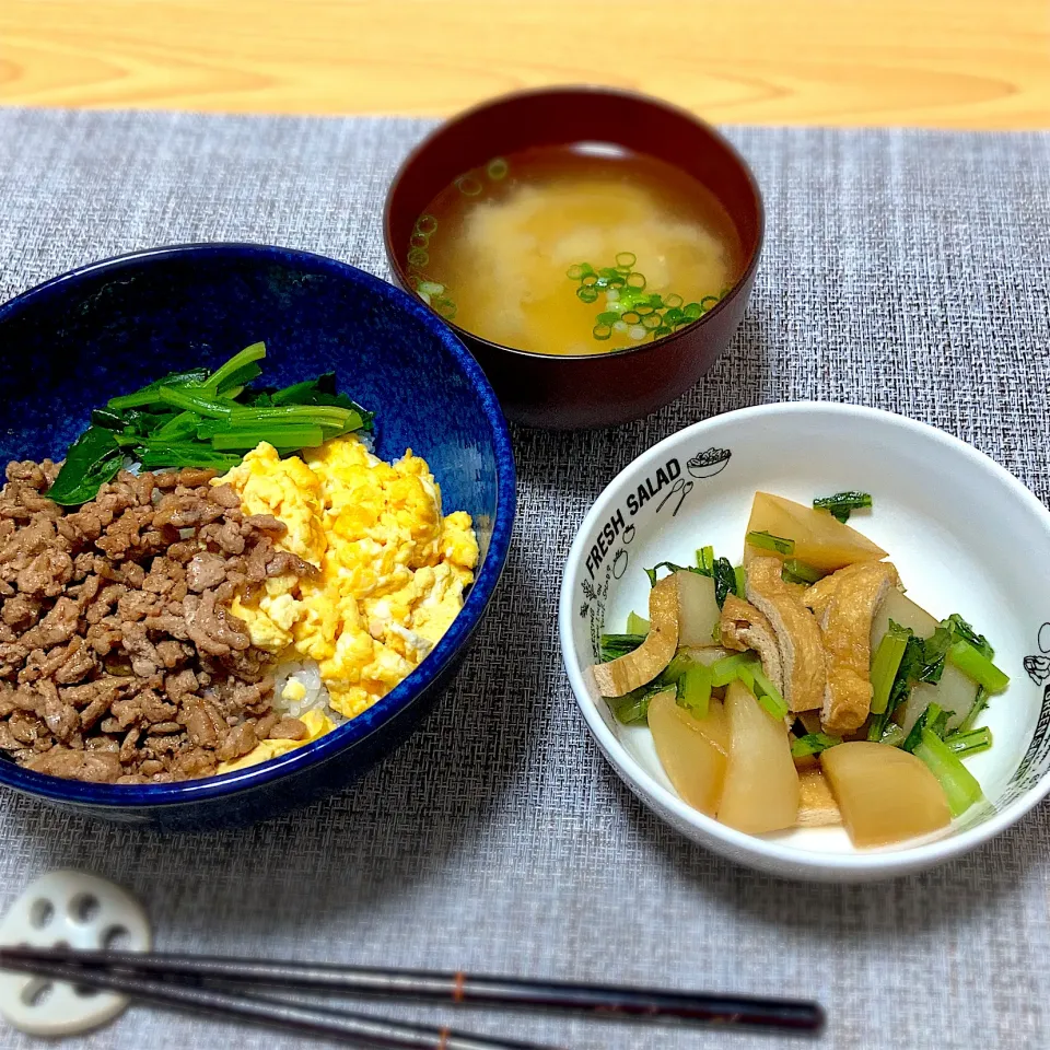 三色丼、カブと油揚げの煮物、味噌汁(豆腐)|ツインうさぎさん