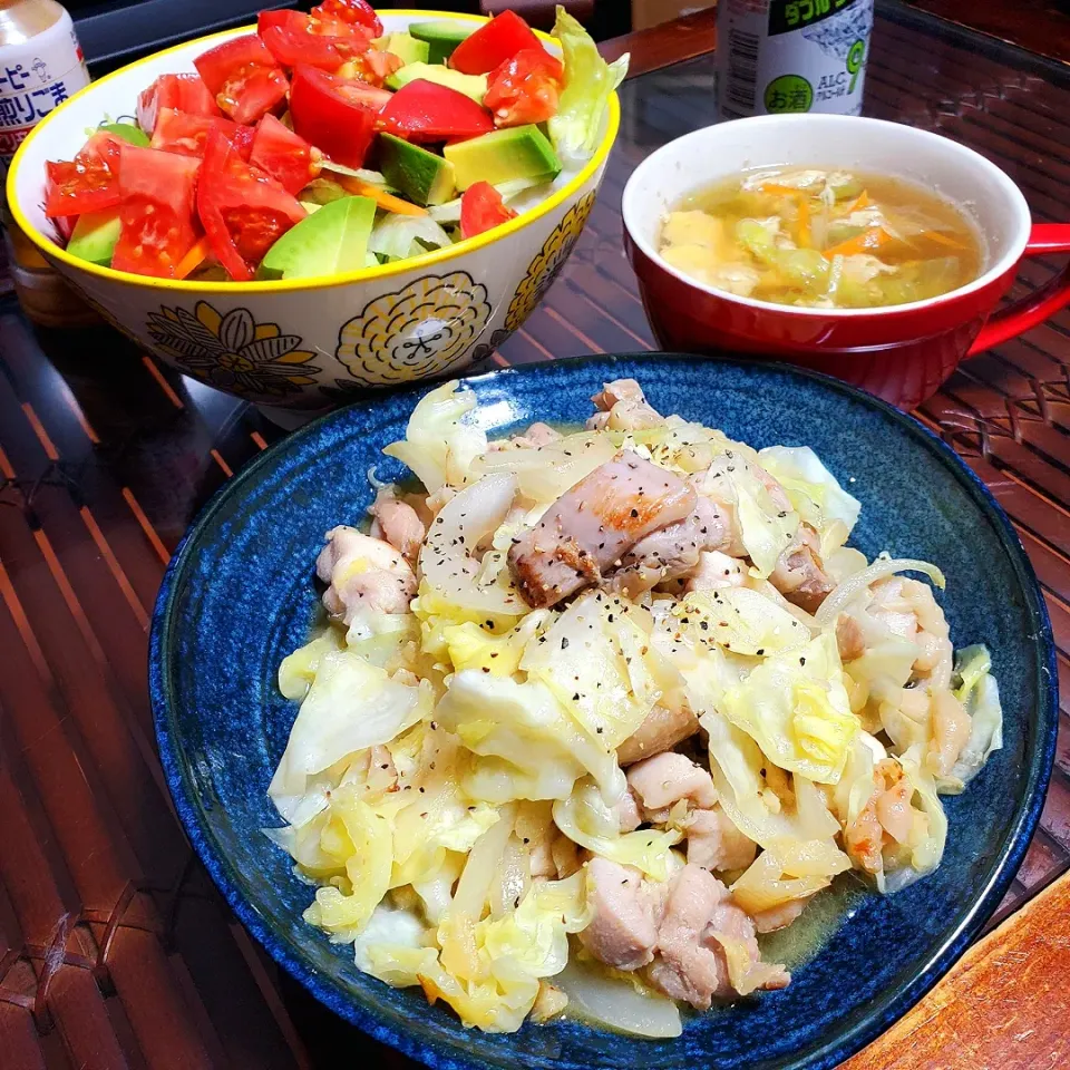 おじさん料理…😙
鶏肉とキャベツの炒め
トマトサラダ🥗
野菜スープ♪|dai.noriさん