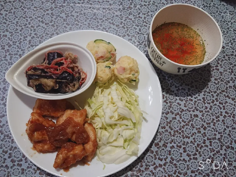 Snapdishの料理写真:鶏胸肉のみぞれ煮
ポテサラボール
ナスとカニカマの和風和え
コンソメスープ|はるさん