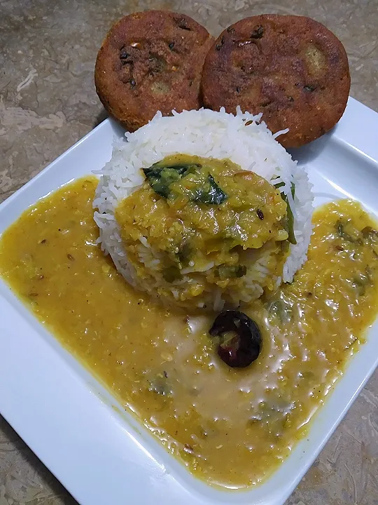 yellow lentil an rice with potato cutlet. 😋|hina jibranさん