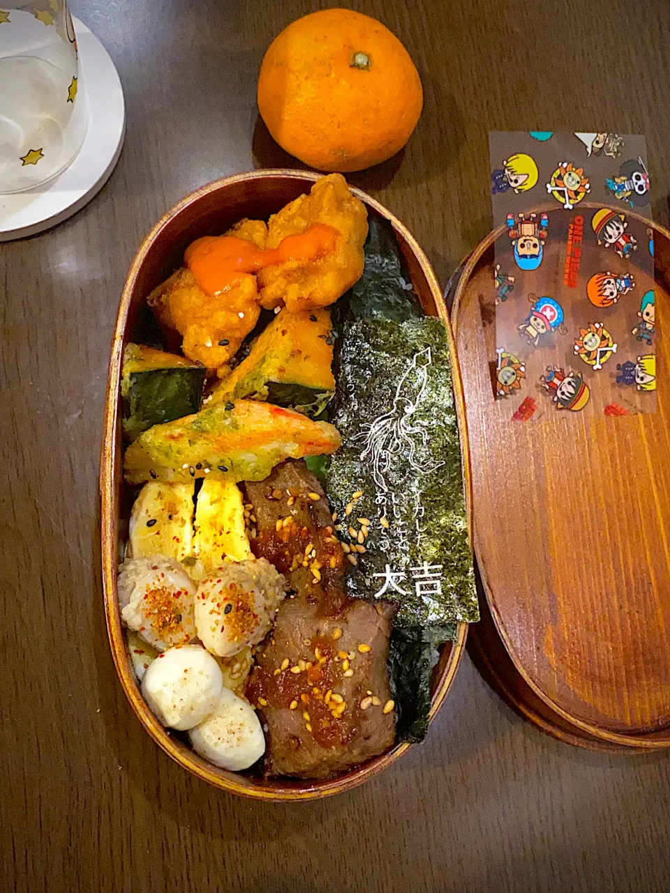 お弁当🍱　海苔弁　鰹ふりかけ　焼き海苔鶏唐揚げ　オーロラ辛ソース　かぼちゃの青海苔天ぷら　胡麻塩　カニかまの磯辺揚げ　干し海老の出し巻き卵　蒸し帆立　七味唐辛子　モッツァレラチーズ　藻塩　オリーブオイル　ビーフステーキ　ガーリックペッパー　白胡麻　フルーツソース　みかん　麦茶|ch＊K*∀o(^^*)♪さん