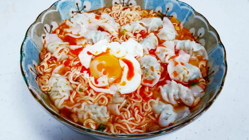 instant noodle with dumplings|steven z.y.さん