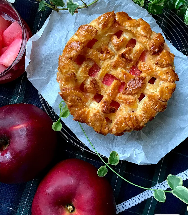 Snapdishの料理写真:🍎果肉も紅いりんご『紅の夢』でアップルパイ🥧🍎|Hollyさん