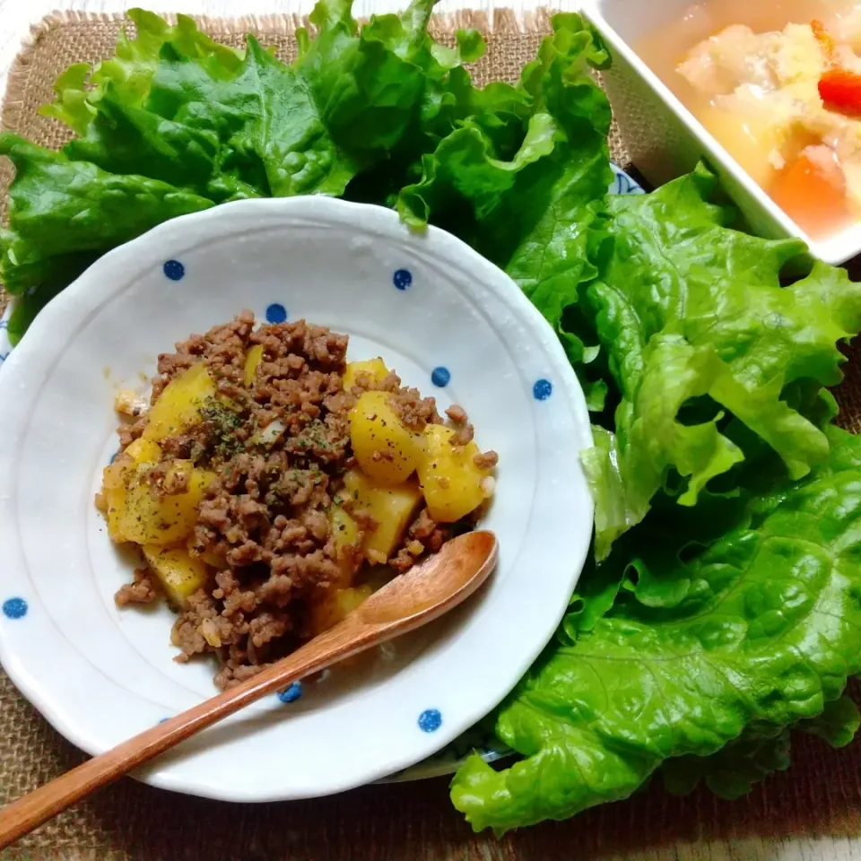 じゃがいもとひき肉のオイケチャ炒めをレタスで包みながら食べるや〜つ！|真希さん