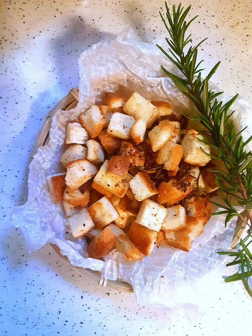 サラダ用ラスク🍞🥓🍃サラダ用にトッピングラスクを作ってみました♪♪そのまま食べてもおいし〜♡♡|Kazuyoshi Gotoさん