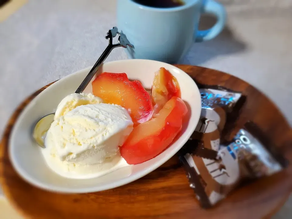 りんごの季節🍎
バニラアイスと
りんごのコンポート(甘煮)

有元葉子さんの「いま、この季節だけのわたしの楽しみ」Vol.７|みるくここあさん