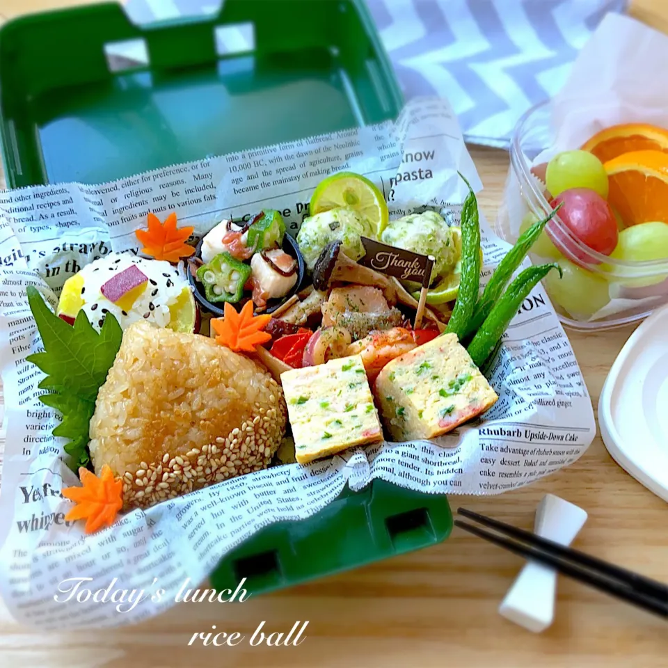 さつま芋とカタチだけの栗おにぎり🍙鱈といかえびのオーブン包み焼き🐟🦑🦐オクラと長芋の梅肉塩昆布和え〜里芋の磯部揚げ弁当🍱|Naoさん