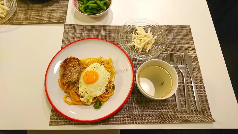 Snapdishの料理写真:今日の夕食 ハンバーグナポリタン、大根サラダ、わかめスープ|pinknari🐰🌈さん