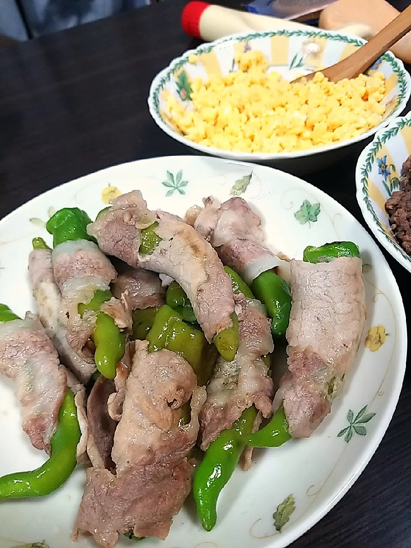 Snapdishの料理写真:①ししとう豚ロース巻き
②二色丼
③豚汁|まいこさん