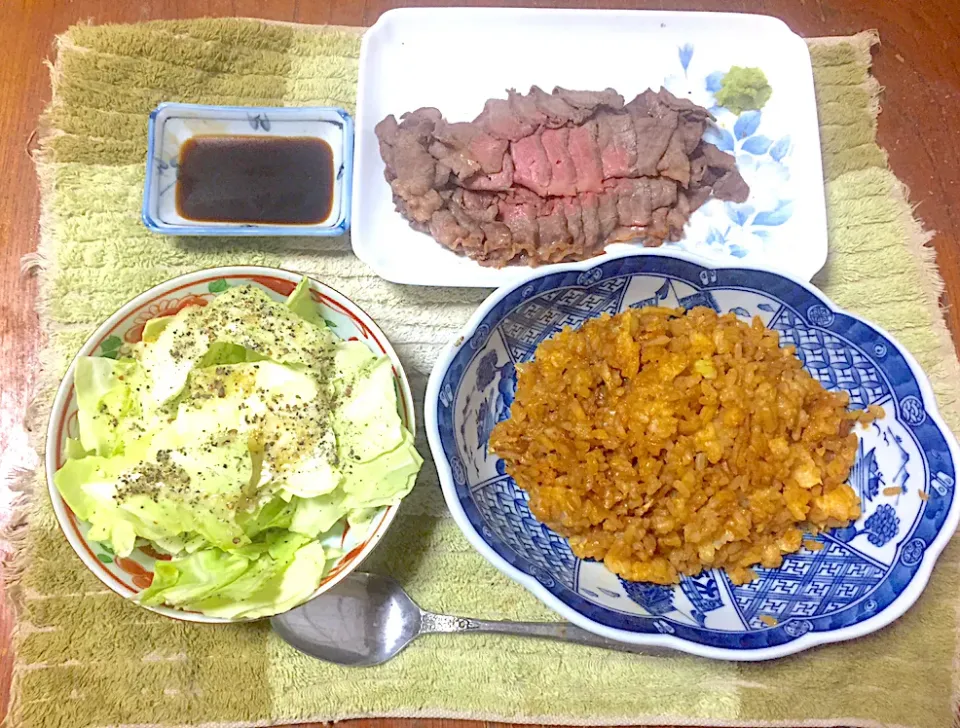 ローストビーフと焼肉のタレとネギ、ニンニク炒飯、キャベツのごま油と岩塩、胡椒のサラダ！|あろっぱさん