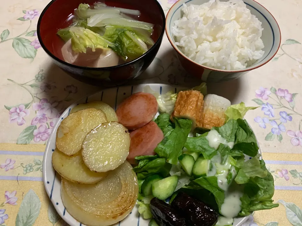 朝ごはん、玉ねぎ、じゃがいも、ソーセージ、ちくわ、湯豆腐|Isimura Hidekiさん