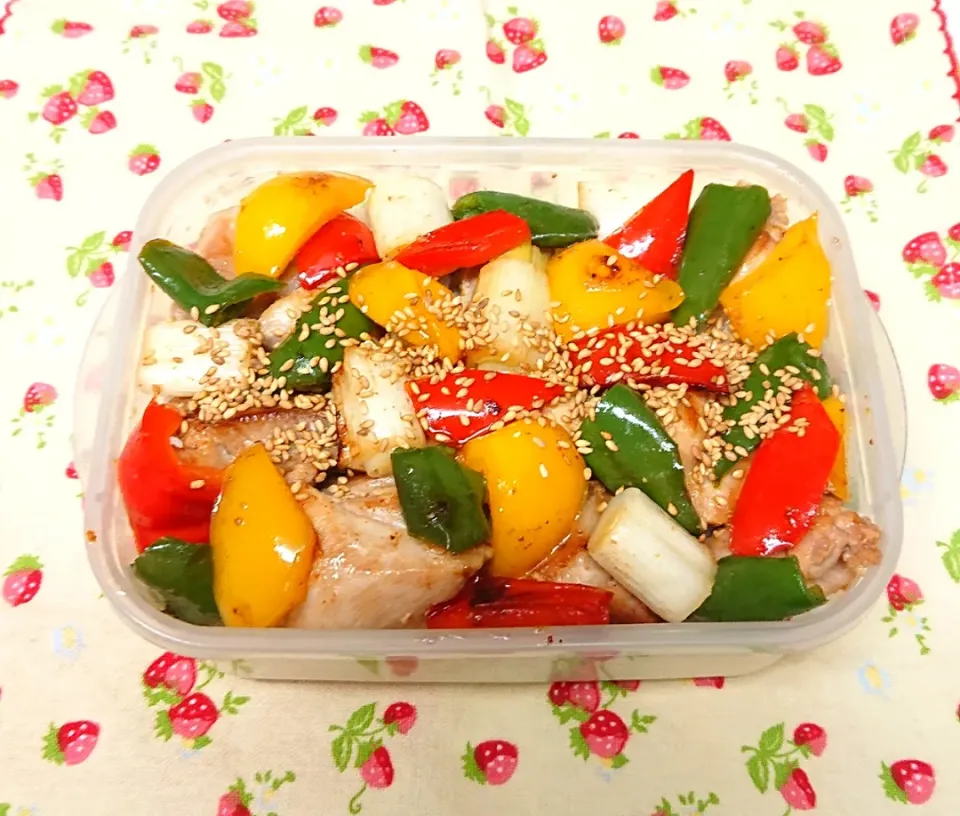 鶏もも肉と野菜のゴマ醤油焼きのっけ弁当❤️|みちゅあしさん