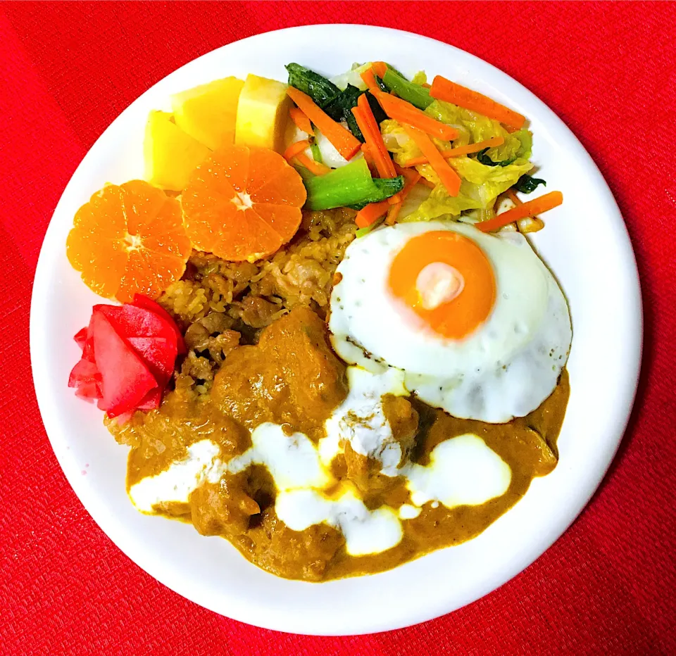 朝カレー生活109日目💪😃❤️十勝の豚丼のたれチャーハン😋これだけでも旨すぎ〜なのですが、南瓜マイルドスパイスカレー🍛ヨーグルトかけで更に美味かった😋❤️トッピングは赤かぶカンタン酢漬け😋白菜人参小松菜ソテー🥕🥬目玉焼き🍳フルーツ付き😋❤️|HAMI69さん