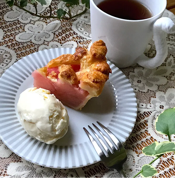 Snapdishの料理写真:🍎🥧昨日の『紅の夢』アップルパイは簡単だけどウマウマなアップルパイアラモードに😋🍎🍨|Hollyさん