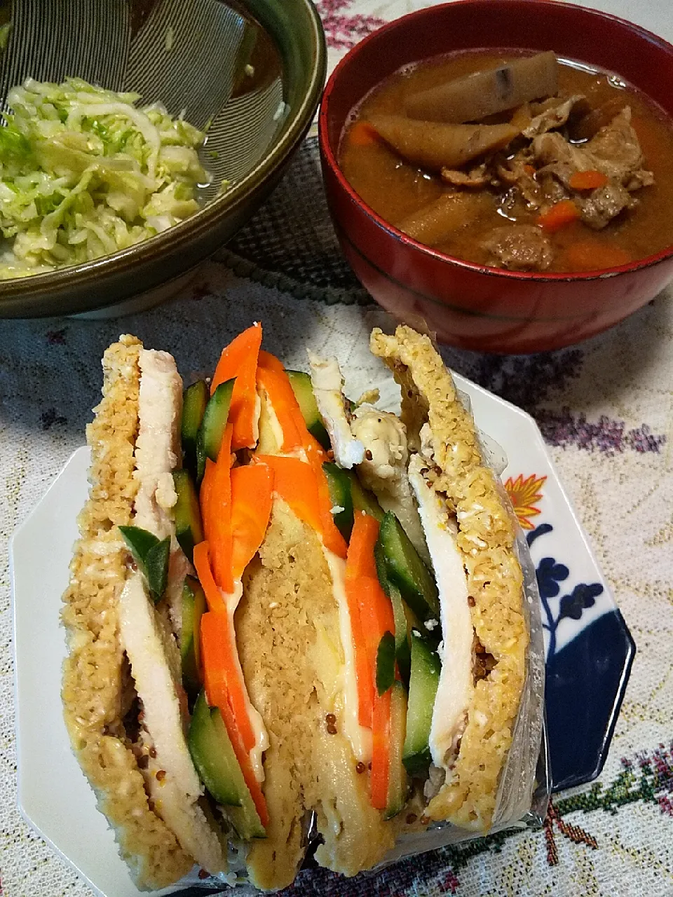 今日のお昼
※オートミール蒸しパンサンド
※根菜のお味噌汁
※酢キャベツ|れあMIXさん