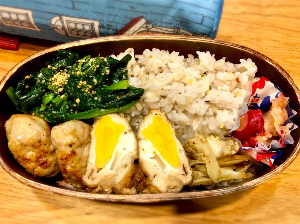 サラ弁　　　　　　　　　　　　　　　　　鶏つくねカレー風味　お袋煮卵　キンピラゴボウ　赤かぶ酢物|じゅんさんさん