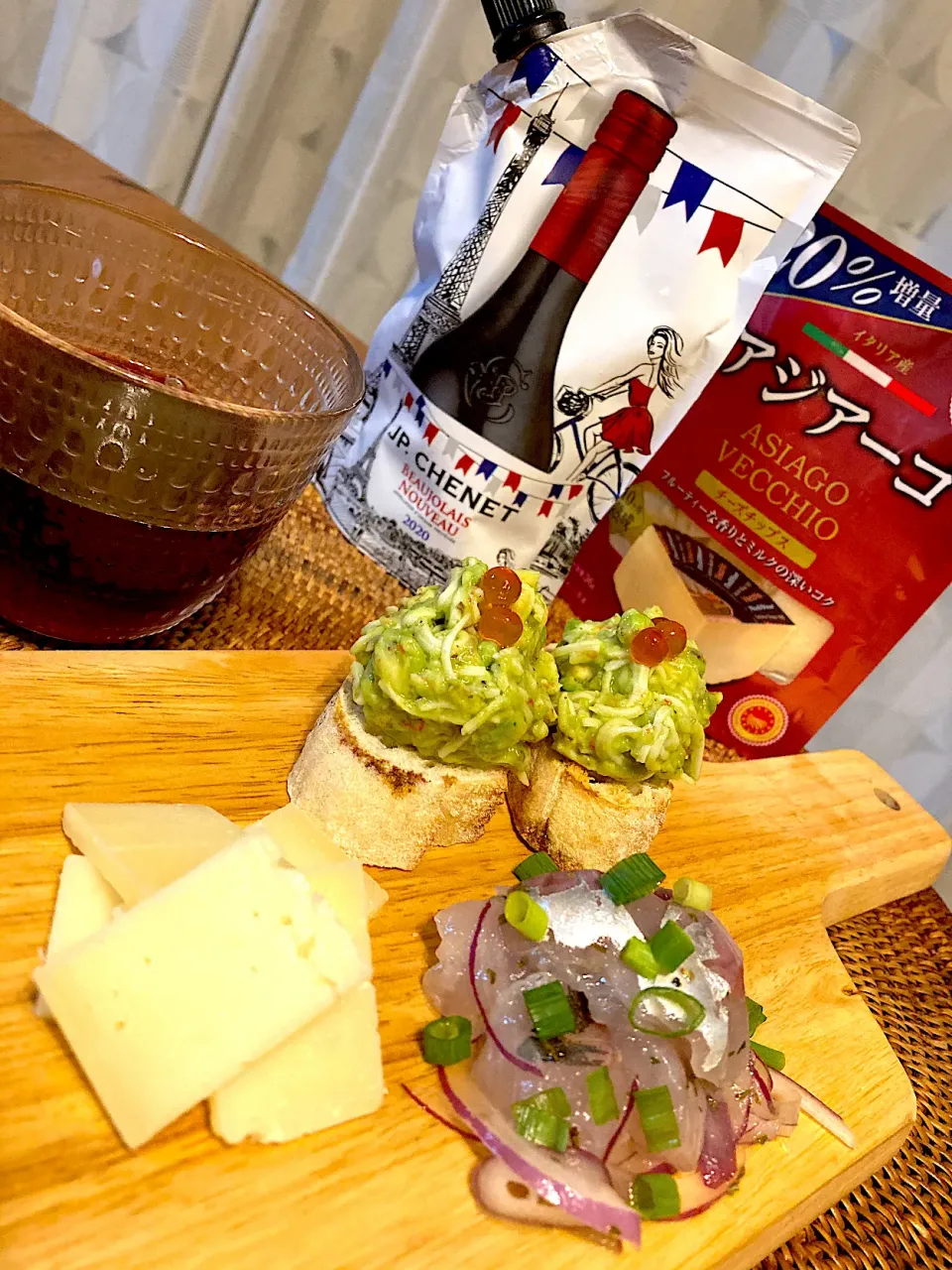 Snapdishの料理写真:アジアーゴチーズチップス🧀と、ボージョレ・ヌーボーを楽しむプレート😋🍷💕✨こんなに可愛いボージョレ・ヌーボーがあるなんて！ちょっと飲んでみたいな、と思っていたら出会えちゃった187mlのパックヌーボー❤️しかも300円だなんて✨今日のために取っておいたよ、アジアーゴ😆ライトなヌーボーにも合います👍|アイさん