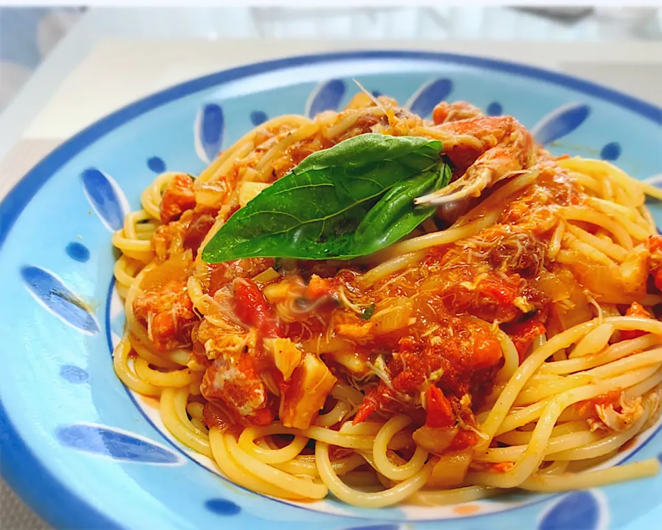 Snapdishの料理写真:香箱カニ🦀のトマトソースパスタ🍝　(๑˃̵ᴗ˂̵)و|bamazooさん