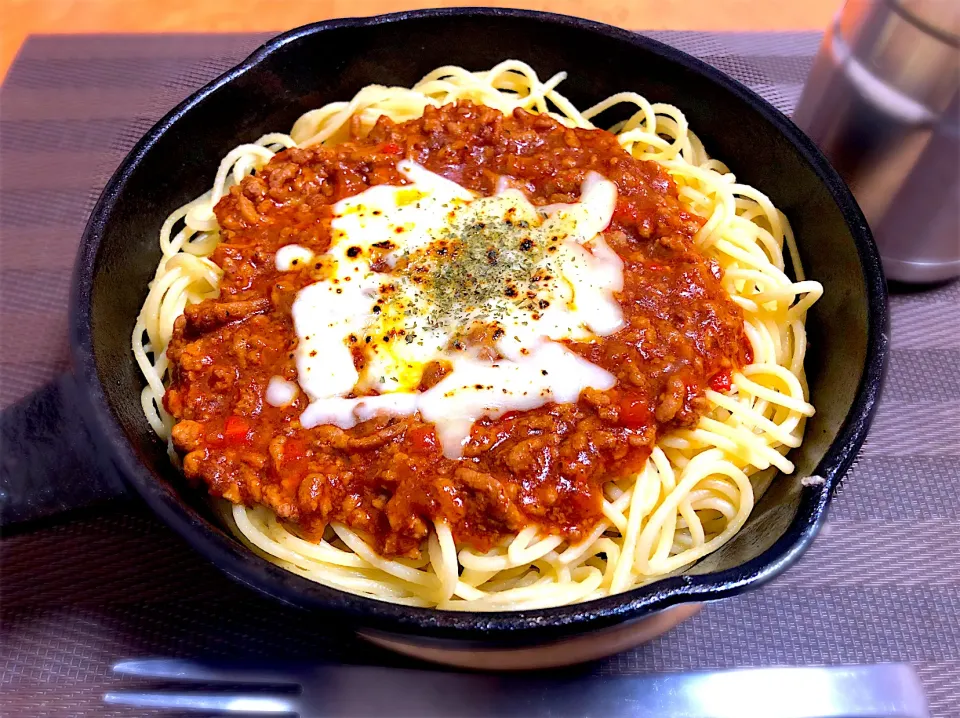 スキレットで食べるミートソースパスタ|ワタルキャンプさん