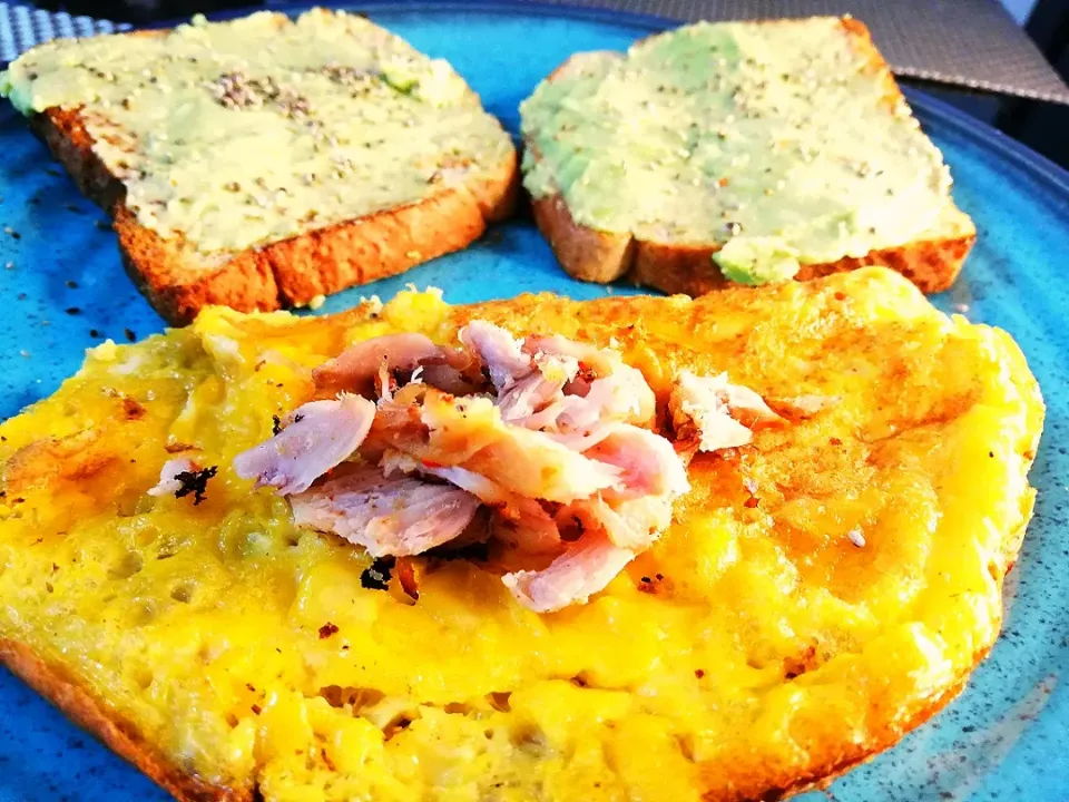 Snapdishの料理写真:Tortilla de huevo con maíz, tostadas y aguacate|Johanna Guzmanさん