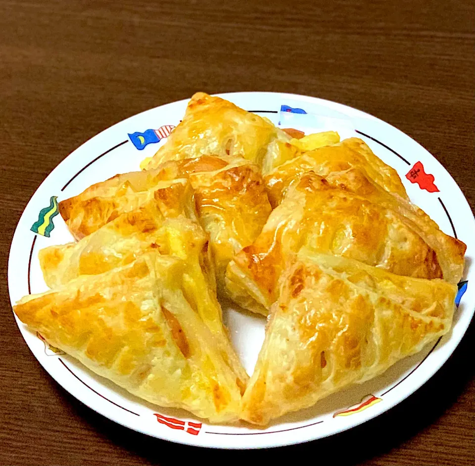 Snapdishの料理写真:薔薇のタルトを焼いた後のリンゴの残りで さんかくアップルパイ🍎を焼きました|sakiさん