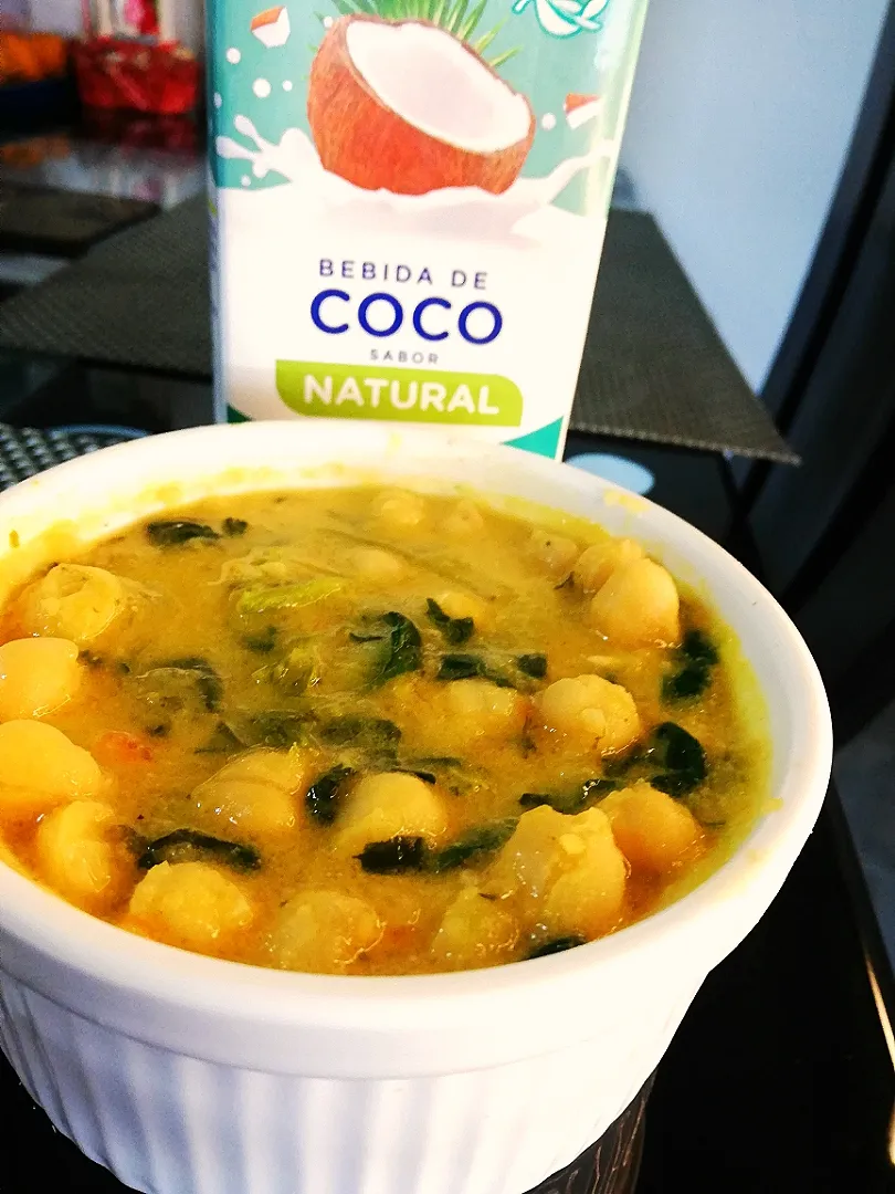 Snapdishの料理写真:Garbanzos con espinaca en leche de coco|Johanna Guzmanさん