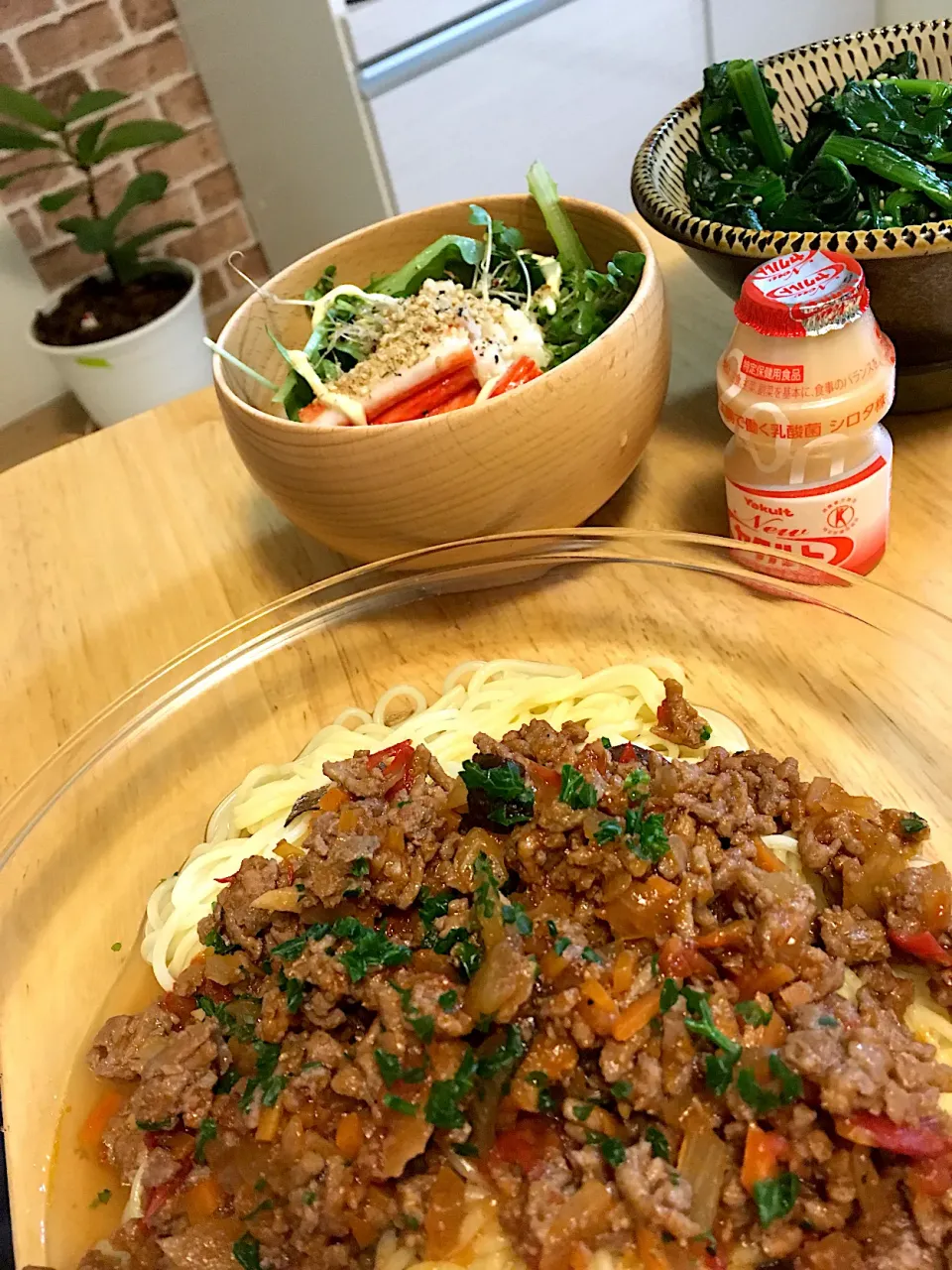 糖質０麺🍝ミートソース❤️サラダ❤️Yakult❤️ほうれん草のナムル🤤|さくたえさん