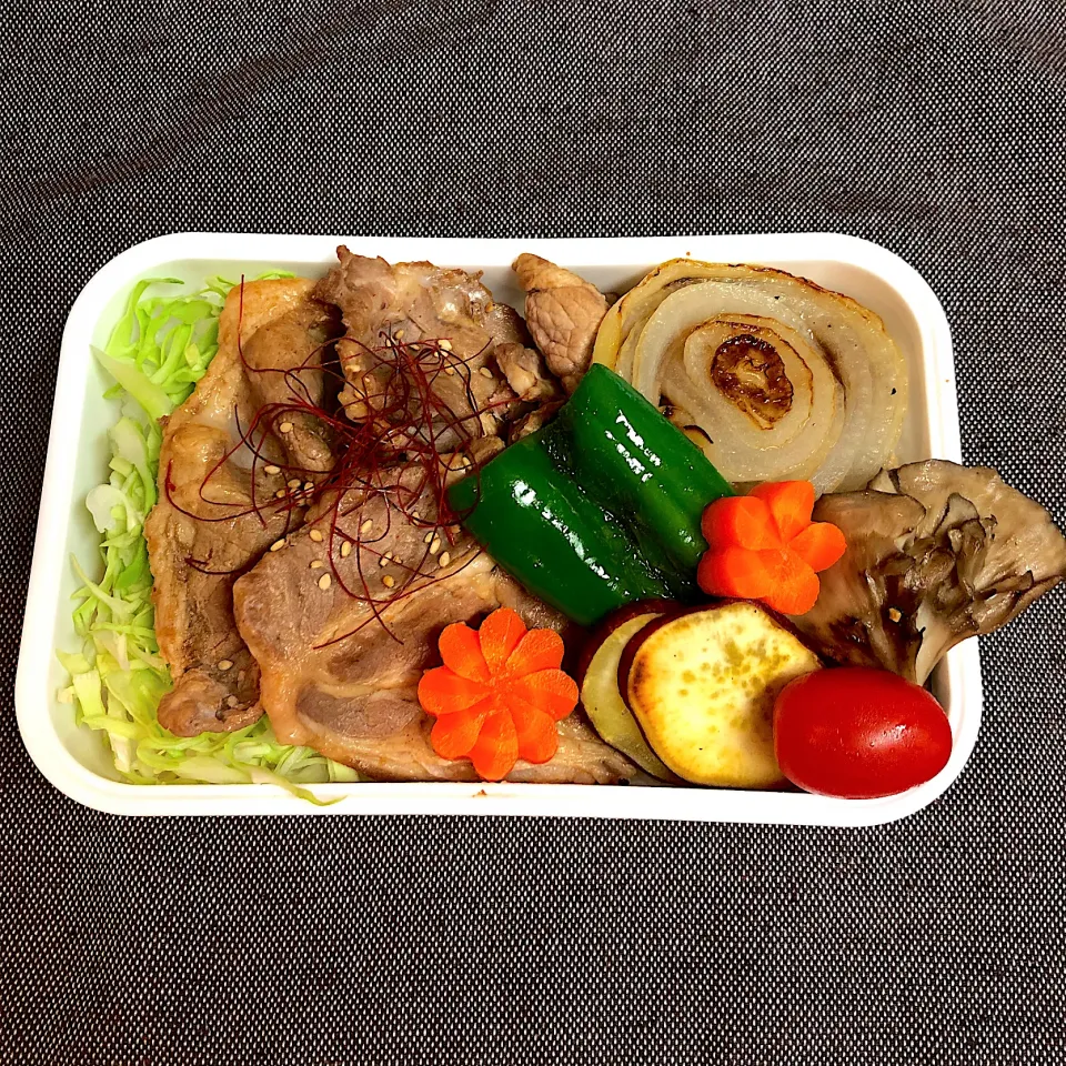 Snapdishの料理写真:お野菜もいっぱい豚肉の生姜焼き弁当|emichococo625さん